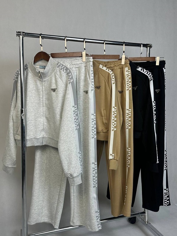photo_۲۰۲۵-۱۲-۰۵_۲۱-۲۴-۱۱ ست سویشرت شلوار برند prada کد:0024 - تصویر 1